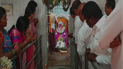 తుల్జాభవాని పాదాల వద్ద నామినేషన్ పత్రాలు... చేవెళ్ల టీఆర్ఎస్ అభ్యర్థి ప్రత్యేక పూజలు (వీడియో)