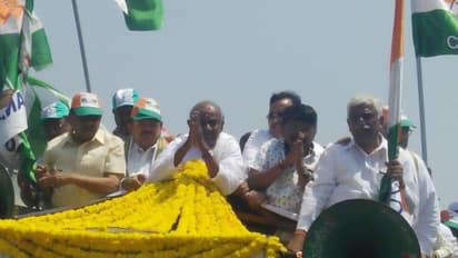 ‘ಗೌಡರನ್ನೇ ಕೈ ಬಿಟ್ಟ ಕುಟುಂಬ : ನಾಮಪತ್ರ ಸಲ್ಲಿಕೆ ವೇಳೆ ಯಾಕೆ ಯಾರು ಹೋಗಿಲ್ಲ’