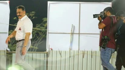 மாலை 6 மணி பொதுக்கூட்டத்துக்கு இரவு 7:50க்கெல்லாம் வந்து நிற்கும் பங்சுவாலிட்டியிலேயே தெரியுது... மய்யத்தில் வெச்சு வெளு வெளுன்னு வெளுக்கும் நெட்டிசன்ஸ்!!