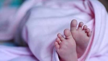 హైదరాబాద్లో విషాదం: సిమెంట్ బల్ల మీద పడి చిన్నారి మృతి