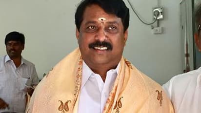 நெல்லையில் நயினார் நாகேந்திரன் அவசரமாக வேட்புமனு தாக்கல் செய்தது ஏன்..? பின்னணியில் குஷ்பு?