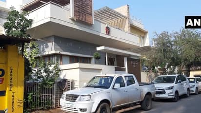 సీఎం సోదరుడి అనుచరుల ఇళ్లలో ఐటీ సోదాలు