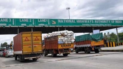 சுங்கக் கட்டணம் அதிரடியாக உயர்வு ! ஏப்ரல் 1 ஆம் தேதி முதல் அமலுக்கு வருகிறது !!