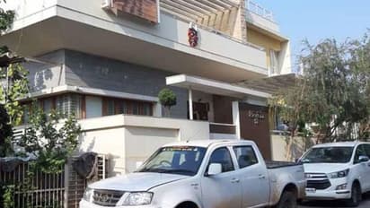 தேர்தல் நேரத்தில் அமைச்சரின் வீட்டில் வருமானவரித்துறையினர் சோதனை... முதல்வர் அதிர்ச்சி..!