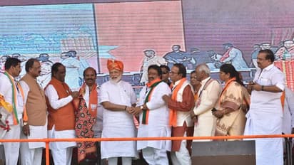 నిర్ణయాలు చేయాల్సింది ఎవరు, జ్యోతిష్యులా: కేసీఆర్పై మోడీ