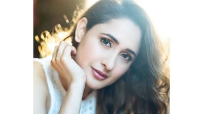 గ్లామర్ షోలో కంచెలు తెంచేస్తోన్న ప్రగ్య!