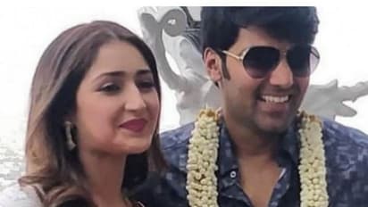 ஆர்யா இல்லாத வாழ்க்கையை கற்பனை செய்ய முடியவில்லை! முதல் திருமண வருடத்தில் உருகிய மனைவி சாயிஷா!