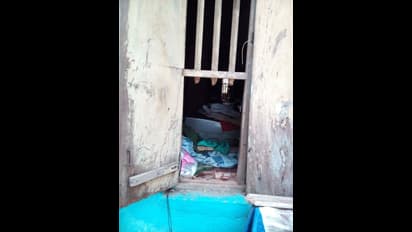 മുറിയുടെ ജനലഴി അറുത്ത് സ്വര്ണവും പണവും കവര്ന്നു