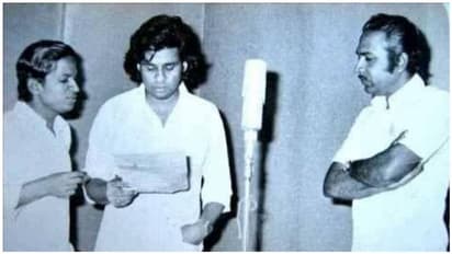 கரங்கள் நடுங்க மலர் வளையம் வைத்த மகேந்திரனின் பிரியத்துக்குரிய இளையராஜா...கண் கலங்கிய ரஜினி...