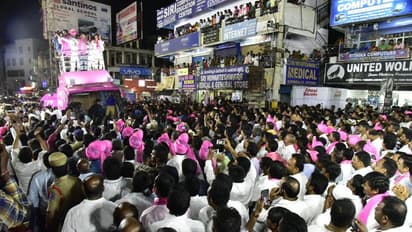 కళా ప్రదర్శనలతో రక్తికట్టిన కేటీఆర్ బాలాపూర్ రోడ్ షో (ఫొటోలు)