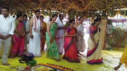 వంగవీటి రాధా నిర్వహించిన యాగంలో భువనేశ్వరి (ఫోటోలు)