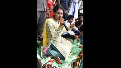 జాలర్లతో వైఎస్ షర్మిల మాటామంతీ, సెల్ఫీలు (ఫొటోలు)