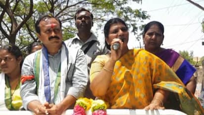 మంగళగిరిలో పనిచేయని ఈవీఎంలు: ధర్నాకు దిగిన వైసీపీ అభ్యర్ధి ఆర్కే