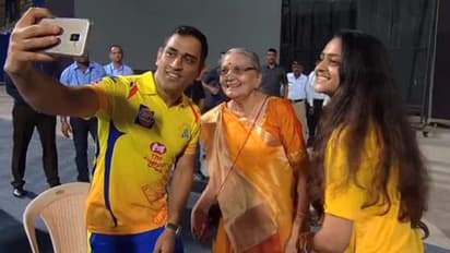 മുത്തശ്ശിയായ ആരാധികയുടെ ഹൃദയം തൊട്ട് ധോണി