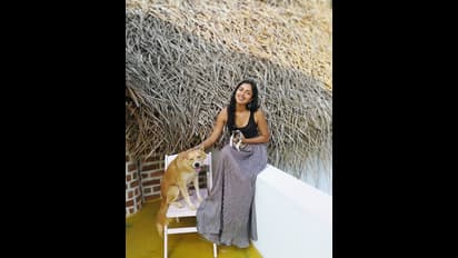 డస్కీ బ్యూటీ అందాల విందు!