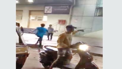 ಮೆಟ್ರೋ ನಿಲ್ದಾಣದಲ್ಲೇ ಲಾಂಗು ಮಚ್ಚುಗಳ ಆರ್ಭಟ