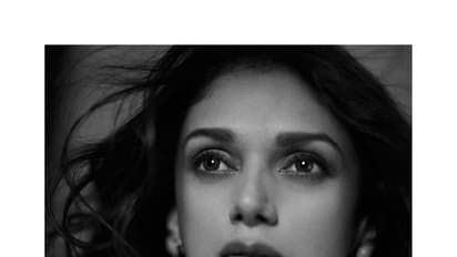 మత్తెక్కించే అందాలతో అదితిరావు!