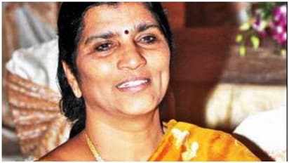 చంద్ర‌బాబు భార్య కూడా వ‌జ్రాలు, వ‌డ్డాణాలు అడిగారా ? - ఎర్ర‌బెల్లి ద‌యాక‌రావును ప్ర‌శ్నించిన ల‌క్ష్మి పార్వ‌తి