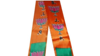 മുസ്ലീം പെണ്കുട്ടിയെ ബിജെപി സ്കാര്ഫ് ധരിക്കാന് നിര്ബന്ധിച്ചു; രണ്ട് വിദ്യാര്ഥികളെ കോളേജില് നിന്നും പുറത്താക്കി