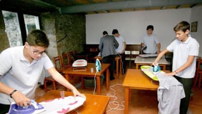 ആണ്കുട്ടികള്ക്കെന്താ വീട്ടിലെ ജോലികള് ചെയ്താല്? ആണ്കുട്ടികളെ അലക്കാനും, ഇസ്തിരിയിടാനും, പാചകം ചെയ്യാനും പഠിപ്പിക്കുന്ന ഒരു സ്കൂള്