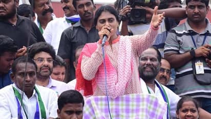 లారీని ఢీకొట్టిన వైఎస్ షర్మిల ప్రచార రథం: ఒకరి మృతి