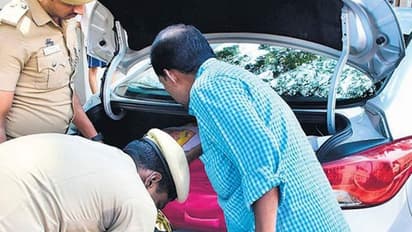 என்னது 50 ஆயிரத்துக்கும் மேல் பணமா..? விடாதீங்க… பறக்கும் படை அமைக்க தேர்தல் ஆணையம் ஆர்டர்