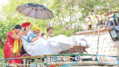 స్ట్రెచర్పై పడుకుని ఎన్నికల ప్రచారం