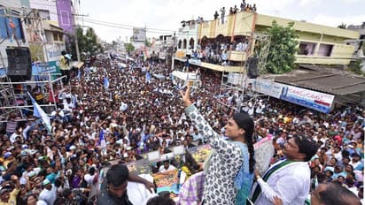రాజమండ్రి ఎన్నికల ప్రచారంలో దూసుకుపోతున్న వైఎస్ షర్మిల (ఫోటోలు)