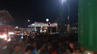 கோவை அருகே பிடிபட்ட கண்ட்டெய்னர்…. திறக்கச் சொல்லை போராடிய பொது மக்கள் மீது போலீஸ் தடியடி !! லாரிக்குள் என்ன இருந்தது ?