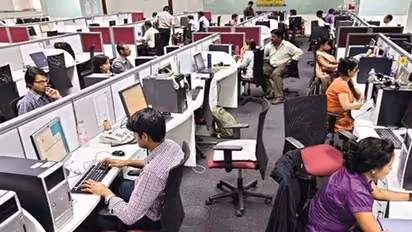 మేకిన్ ఇండియా ఇన్షియేటివ్ చేపట్టినా ఐటీ, ఫైనాన్స్ల్లోనే కొలువులు