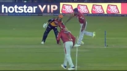 David Warner shows how exactly to save yourself from Ashwin's 'Mankading'