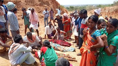 మట్టి పెళ్లలు పడి 11 మంది ఉపాధి కూలీల మృతి