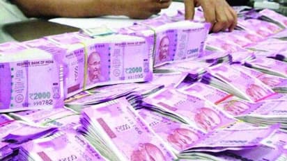 రూ. 1.5 కోట్లు సీజ్: దినకరన్ పార్టీకి చెందిన వ్యక్తి డబ్బు