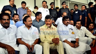 ఈసీ తీరును నిరసిస్తూ సెక్రటేరియట్లో బాబు ధర్నా