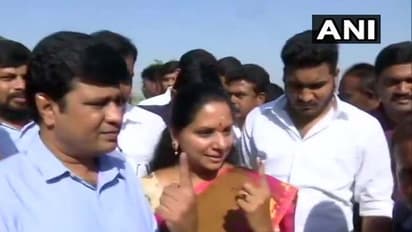 పొతంగల్ లో మొరాయించిన ఈవీఎంలు... కవిత అసహనం