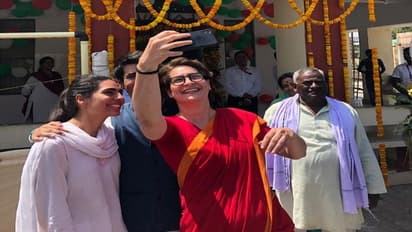 పిల్లలతో కలిసి ప్రియాంక పొలిటికల్ సెల్ఫీ...తమ్ముడి నామినేషన్ కార్యక్రమంలో సందడి