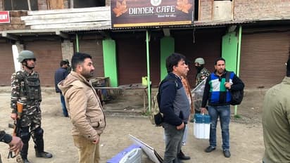 कश्मीर में भी दिखा मतदान को लेकर उत्साह, तस्वीरों से देखें कैसे हो रहा है आतंक का विरोध