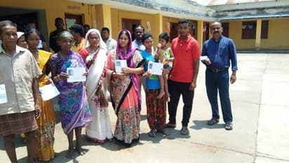 बस्तर में नक्सलियों को मुंहतोड़ जवाब... विधायक भीमा मंडावी की मौत के बाद भी उनका पूरा परिवार पहुंचा मतदान करने