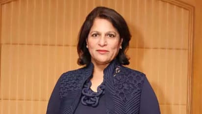 శోభన కామినేని ఓటు గల్లంతు: ఇద్దరు సస్పెండ్