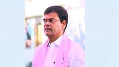 అంబర్ పేట ఎమ్మెల్యేకి తప్పిన ప్రమాదం: కేసీఆర్ జన్మదిన వేడుకల్లో కిందపడ్డ వెంకటేష్