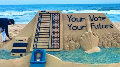 'നിങ്ങളുടെ വോട്ട്, നിങ്ങളുടെ ഭാവി'; ശ്രദ്ധേയമായി സുദര്ശന്റെ മണല്ശില്പം