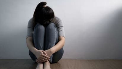 আত্মহত্যার চিন্তা মাথায় ঘুরলে কী করবেন! প্রিয়জনদের সচেতন করুন আগে থেকেই