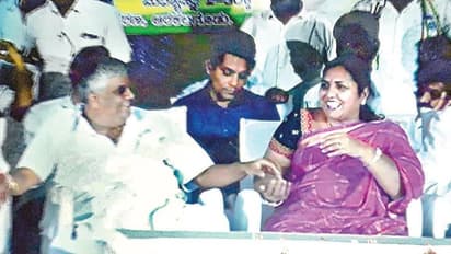 ರೇವಣ್ಣರಿಂದ ನಿಂಬೆ ಸ್ವೀಕರಿಸಲು ಕಾಂಗ್ರೆಸ್ ನಾಯಕಿ ಹಿಂದೇಟು