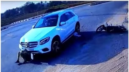 അമിതവേഗതയിലെത്തിയ കാറിന് അടിയില്‍ പെട്ട് ബൈക്ക് യാത്രക്കാര്‍; വീഡിയോ