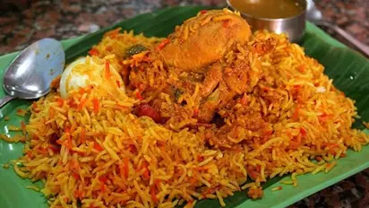 ஒரு ரூபாய்க்கு பிரியாணி..! கொரோனா விபரீதத்தை அலட்சியம் செய்து கும்பலாக முண்டியடித்த மக்கள்..!