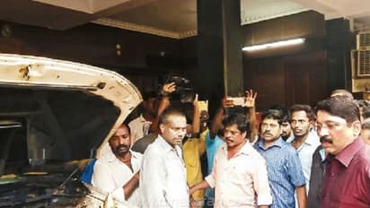 பாமகவினரின் பணப்பட்டு வாடாவை தடுத்த திமுக வீட்டில் பெட்ரோல் குண்டு வீச்சு!! மத்திய சென்னையில் பரபரப்பு...