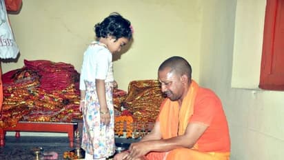 यूपी के सीएम योगी आदित्यनाथ ने गोरखपुर में किया कन्या पूजन