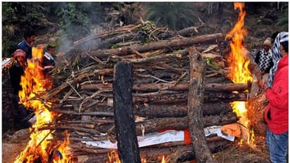 ദളിതരായതിനാൽ ശ്മശാനം വിട്ടുനൽകിയില്ല; ഒടുവിൽ മുത്തശ്ശിയുടെ മൃതദേഹം കാട്ടിൽ അടക്കം ചെയ്തു