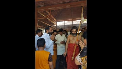 తెలంగాణలో రెవెన్యూశాఖ రద్దుపై ఆందోళన: చినజీయర్ స్వామిని కలిసిన ఉద్యోగులు