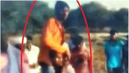 ഇതര ജാതിക്കാരനെ വിവാഹം ചെയ്ത പെണ്‍കുട്ടിയെ കൊടും വെയിലില്‍ ഭര്‍ത്താവിനെ തോളില്‍ ചുമന്ന് നടത്തിച്ചു; വീഡിയോ